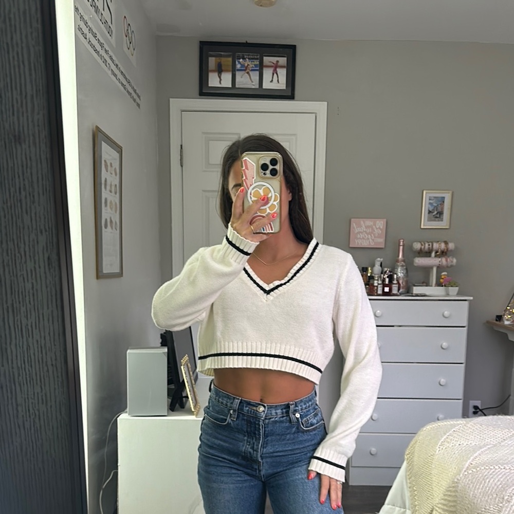 V-Neck Cropped Sweater - White
